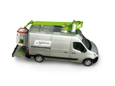 Seitenansicht eines Vans mit Arbeitsbühne in Transportstellung auf weißem Hintergrund.
