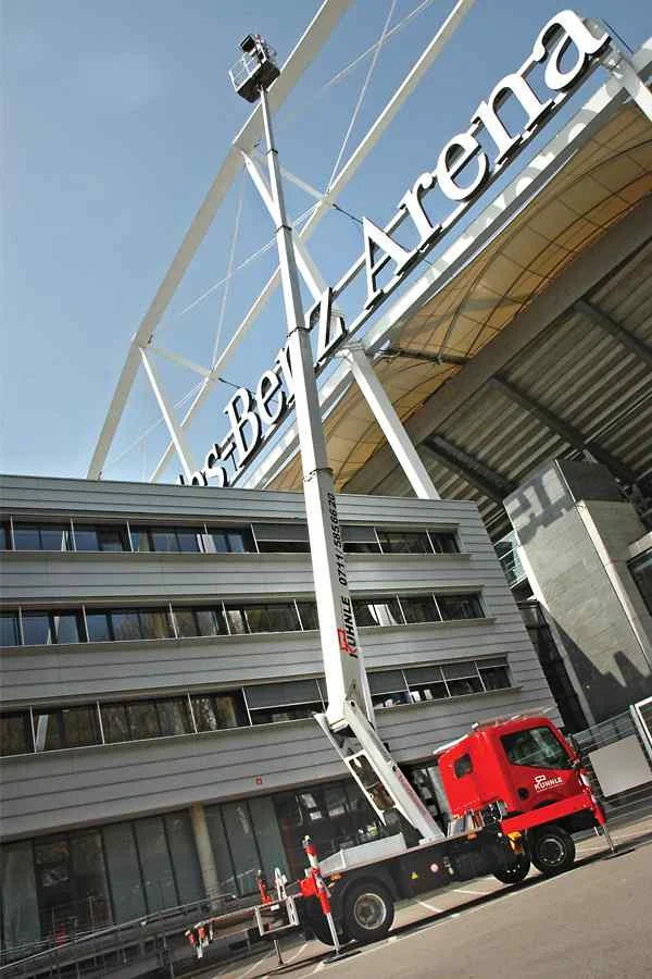Arbeitsbühne ausgefahren vor Arena.