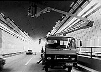 Historisches Schwarzweißfoto: Arbeitsbühne rechts im Tunnel