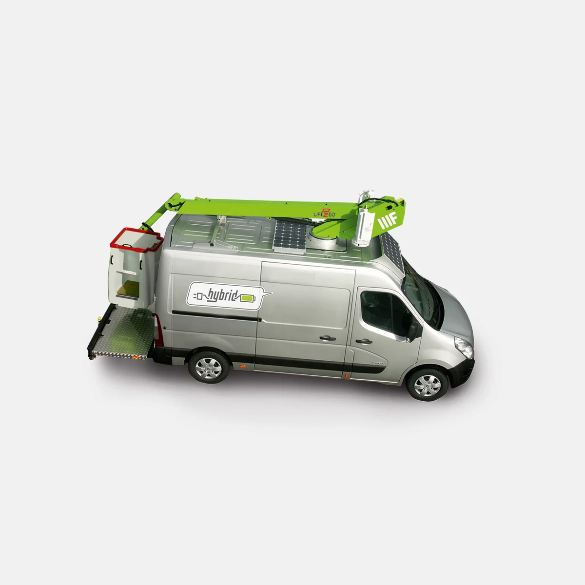 Seitenansicht eines Vans mit Arbeitsbühne in Transportstellung auf weißem Hintergrund.