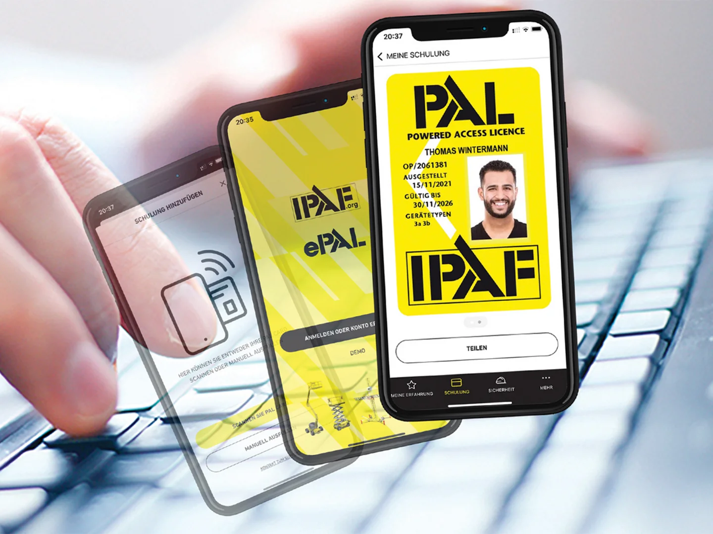 Hände tippen auf Tastatur; im Vordergrund drei Handys, darauf IPAF App