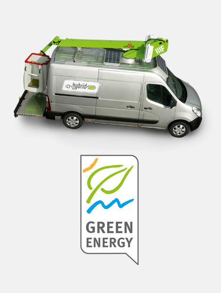 Seitenansicht eines Vans mit Arbeitsbühne in Transportstellung auf weißem Hintergrund.